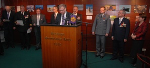 JIL:n palkittavat vasemmalta PERTTI HUHTAMO, MIKAEL KASKELO, JUHANI KAUKOSUO, PAAVO HAAPAMÄKI, PEKKA LEHTO, PASI KAIKONEN, STIG ja VUOKKO LANDÉN. palkitsijana PERTTI POROKARI 