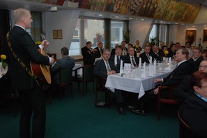 Trubaduuri laulaa pääpöydälle