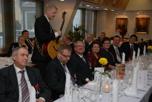 Trubaduuri pääpöydässä