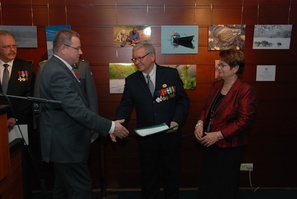 JIL:n kunniajäseneksi kutsuttiin STIG LANDÉN. Vieressä rouva VUOKKO LANDÉN